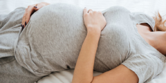 هل النوم على الظهر مضر بالحامل في الشهور الأولى