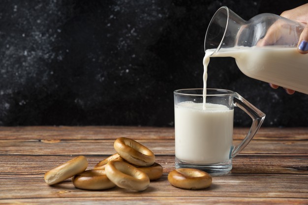 هل شرب الحليب مفيد للبشرة
